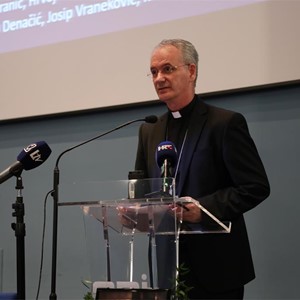 Pozdravni govor nadbiskupa Kutleše na predstavljanju knjige mons. Batelje "Svjedok čiste savjesti"